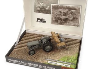 Universal Hobbies, Massey Ferguson , UH7127, modeltractor. met aardappelpoter , 1:32