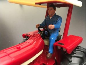 AT Collections, Russell driving tractor, figuren, 1:32